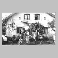 094-0107 Familie Ernst Schoel im Jahre 1937 im Garten neben ihrem Wohnhaus.jpg